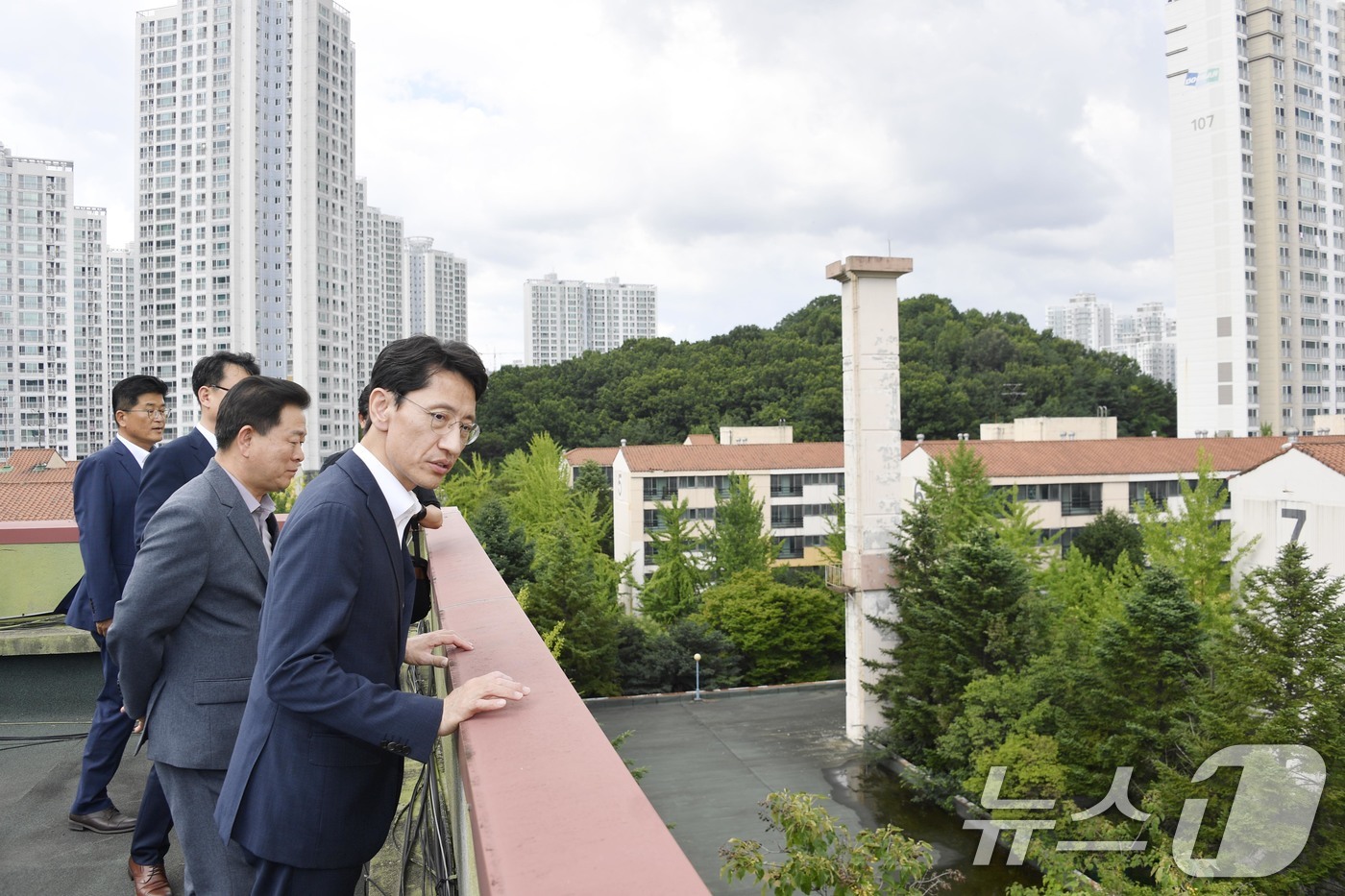 (서울=뉴스1) = 김윤상 기획재정부 차관이 10일 오후 경기 광명시 근로청소년복지관 부지를 방문, 현장을 시찰하고 있다. (기획재정부 제공) 2024.7.10/뉴스1