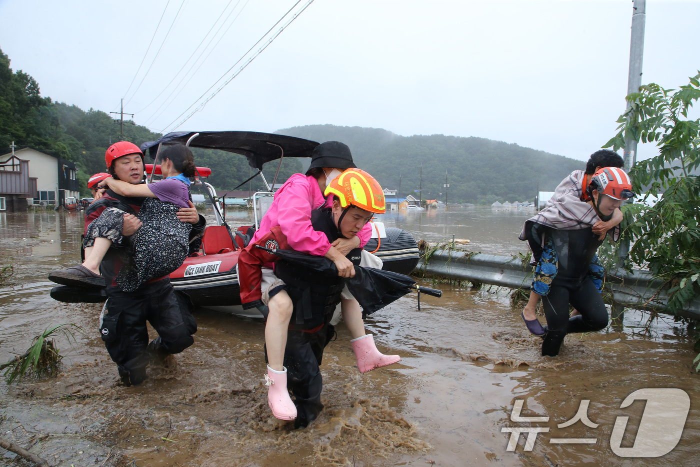 (대전=뉴스1) 김기태 기자 = 밤사이 내린 폭우로 대전 서구 용촌동 마을 전체가 침수됐다. 10일 오전 소방구조대원들이 주민을 구조하고 있다.소방당국에 따르면 이날 기준 장비 1 …