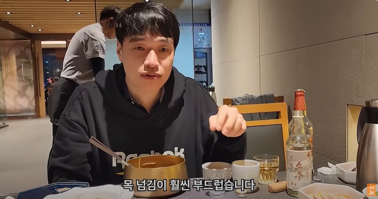 본문 이미지 - 북한의 평양소주를 먹고 평가하는 유튜버. (유튜브 채널 'eagle travel')