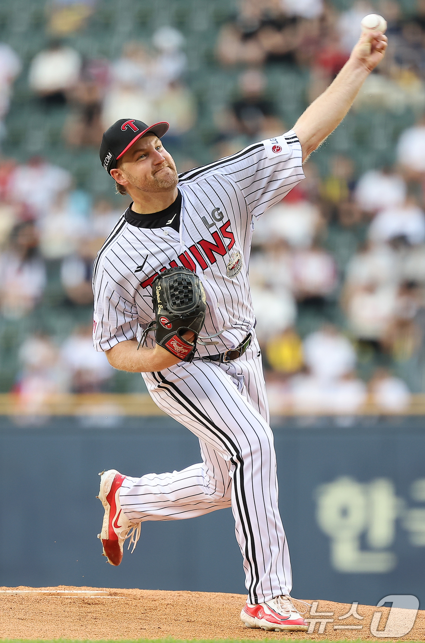 (서울=뉴스1) 김진환 기자 = 10일 오후 서울 송파구 잠실야구장에서 열린 프로야구 '2024 신한 SOL 뱅크 KBO리그' KIA 타이거즈와 LG 트윈스의 경기, LG 선발 엔 …