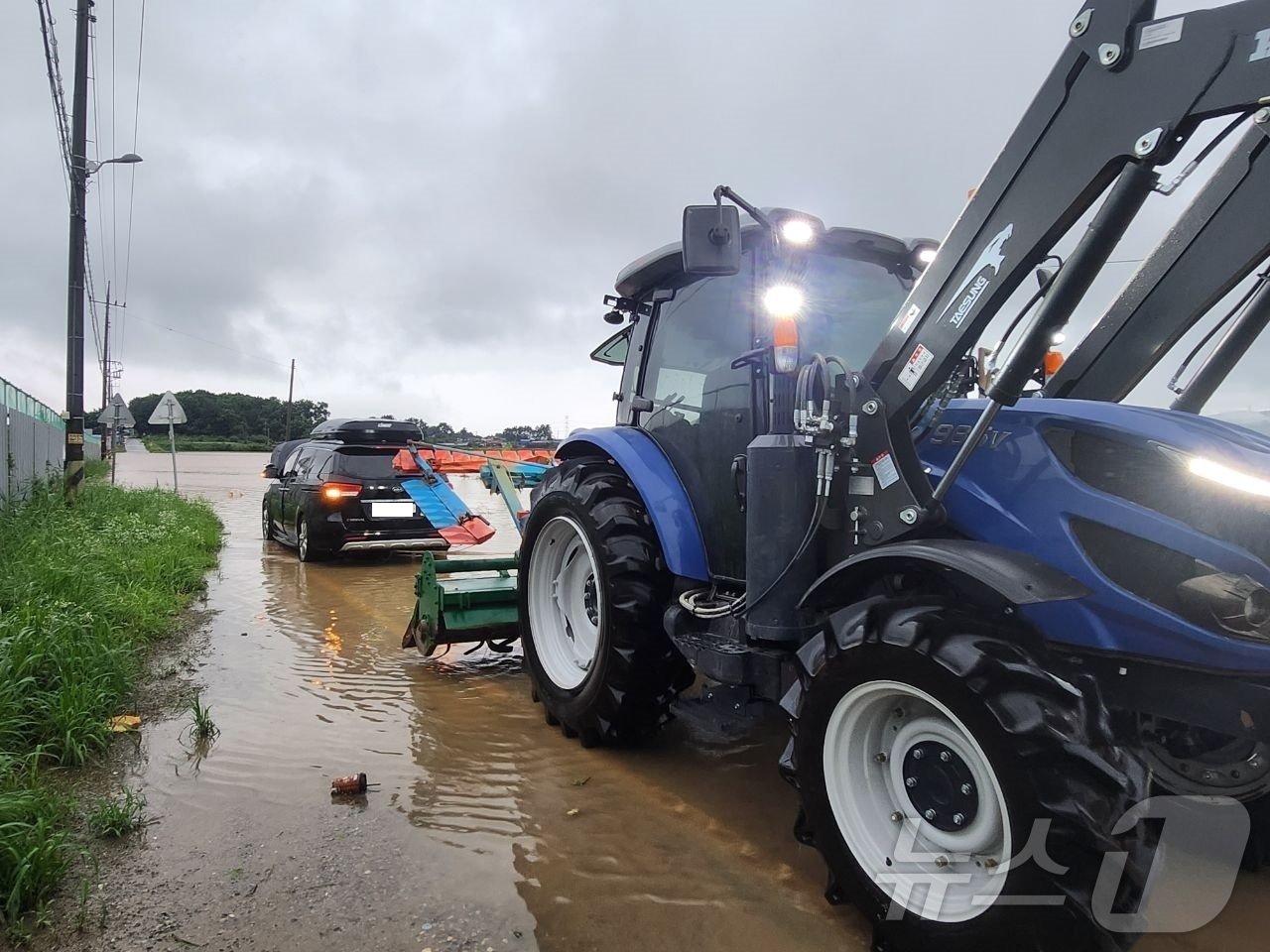 본문 이미지 - 10일 오전 3시께 전북 익산시 삼성동 망성마을에서 오경수 통장이 고립된 차량을 구조하고 있다.&#40;익산시 제공&#41;