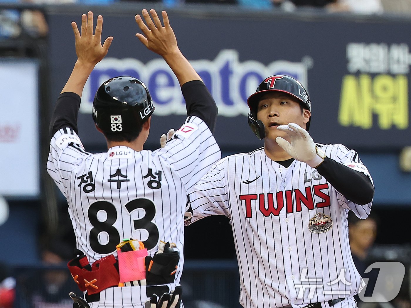 본문 이미지 - 10일 오후 서울 송파구 잠실야구장에서 열린 프로야구 '2024 신한 SOL 뱅크 KBO리그' KIA 타이거즈와 LG 트윈스의 경기, LG 문보경이 2회말 무사 솔로홈런을 친 뒤 정수성 코치와 기쁨을 나누고 있다. 2024.7.10/뉴스1 ⓒ News1 김진환 기자