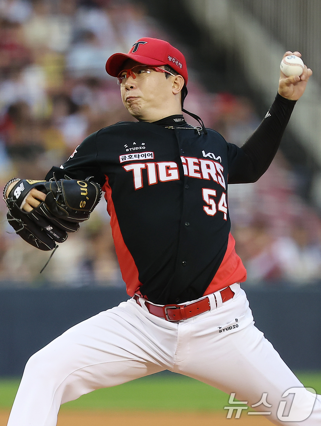 (서울=뉴스1) 김진환 기자 = 10일 오후 서울 송파구 잠실야구장에서 열린 프로야구 '2024 신한 SOL 뱅크 KBO리그' KIA 타이거즈와 LG 트윈스의 경기, KIA 선발 …