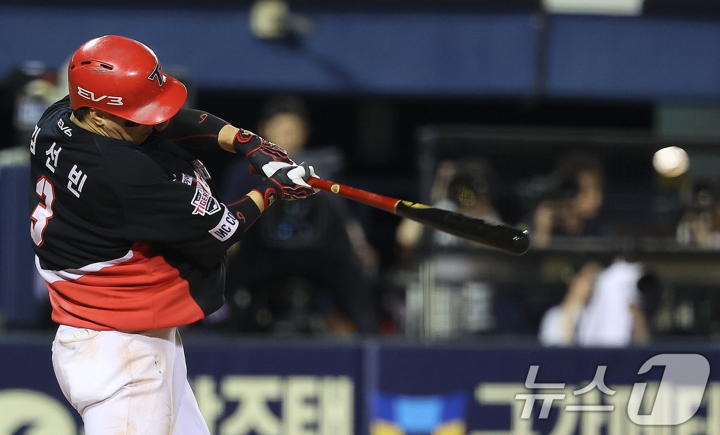 본문 이미지 - 10일 오후 서울 송파구 잠실야구장에서 열린 프로야구 '2024 신한 SOL 뱅크 KBO리그' KIA 타이거즈와 LG 트윈스의 경기, KIA 김선빈이 8회초 1사 LG 선발 엔스를 상대로 13구 승부 끝에 안타를 치고 있다. 2024.7.10/뉴스1 ⓒ News1 김진환 기자