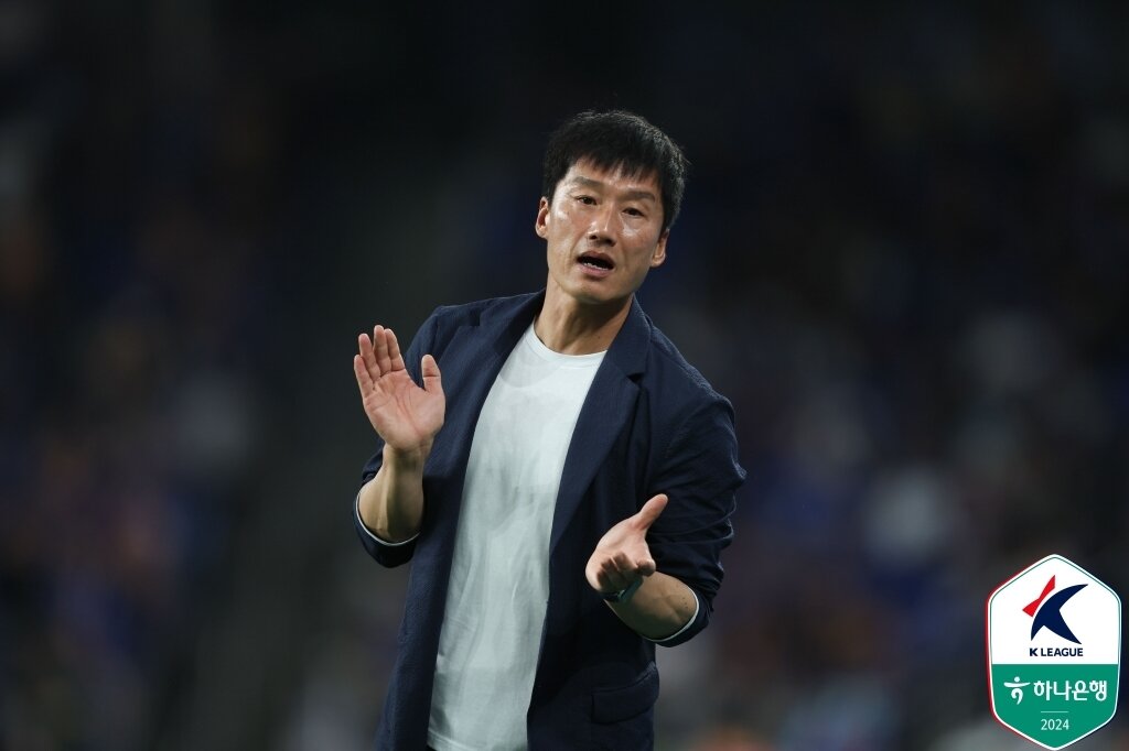 본문 이미지 - 광주FC의 이정효 감독. (한국프로축구연맹 제공)