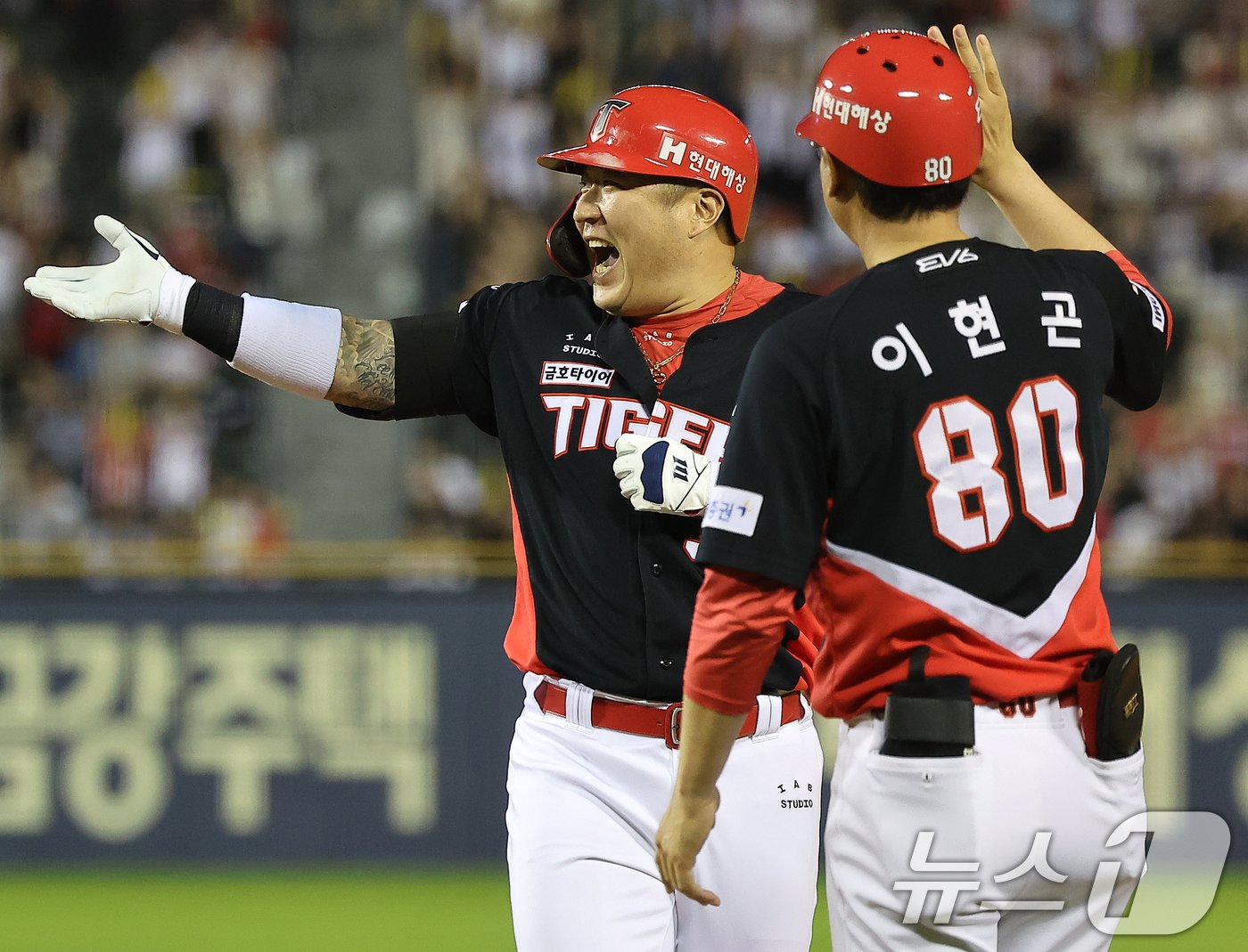 본문 이미지 - 10일 오후 서울 송파구 잠실야구장에서 열린 프로야구 '2024 신한 SOL 뱅크 KBO리그' KIA 타이거즈와 LG 트윈스의 경기, KIA 최형우가 9회초 2사 1루에서 동점 적시타를 친 뒤 환호하고 있다. 2024.7.10/뉴스1 ⓒ News1 김진환 기자