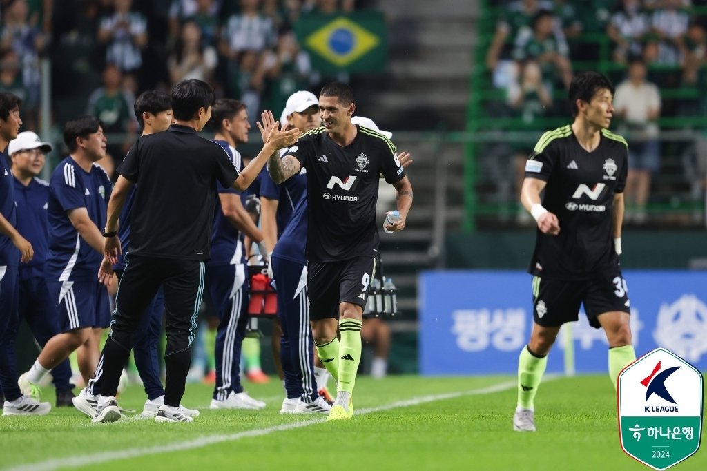 전북 현대 공격수 티아고가 득점 후 벤치로 향하며 기뻐하고 있다. &#40;한국프로축구연맹 제공&#41;