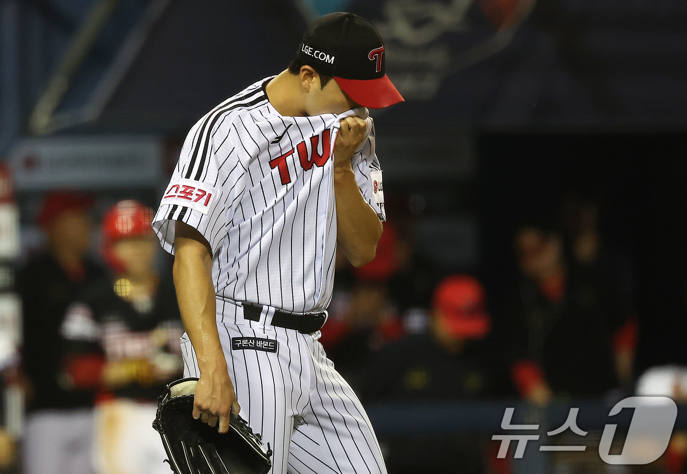 (서울=뉴스1) 김진환 기자 = 10일 오후 서울 송파구 잠실야구장에서 열린 프로야구 '2024 신한 SOL 뱅크 KBO리그' KIA 타이거즈와 LG 트윈스의 경기, LG 백승현이 …