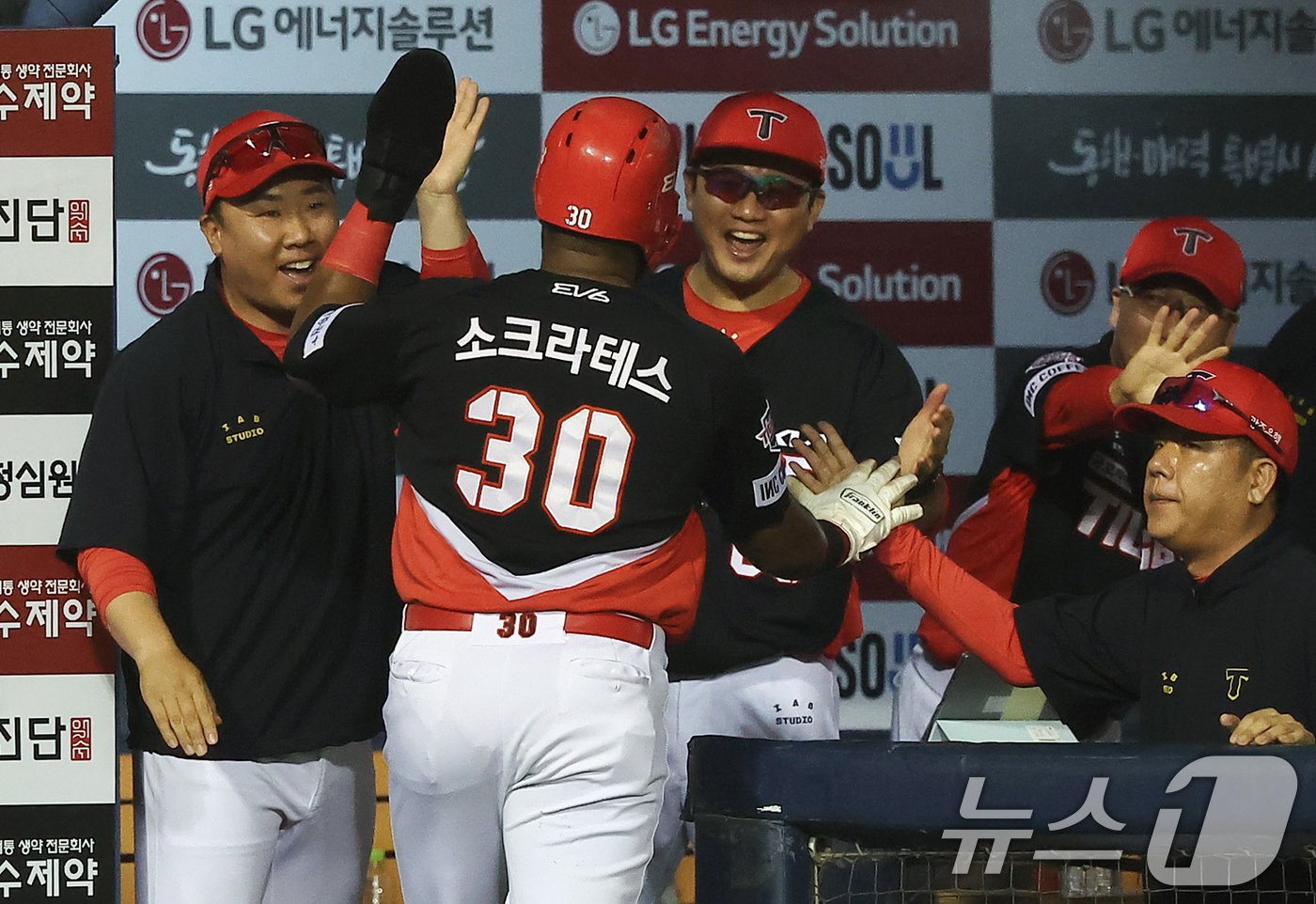 본문 이미지 - 소크라테스가 부진할 때도 그에 대한 신뢰를 잃지 않았던 이범호 감독. /뉴스1 DB ⓒ News1 김진환 기자