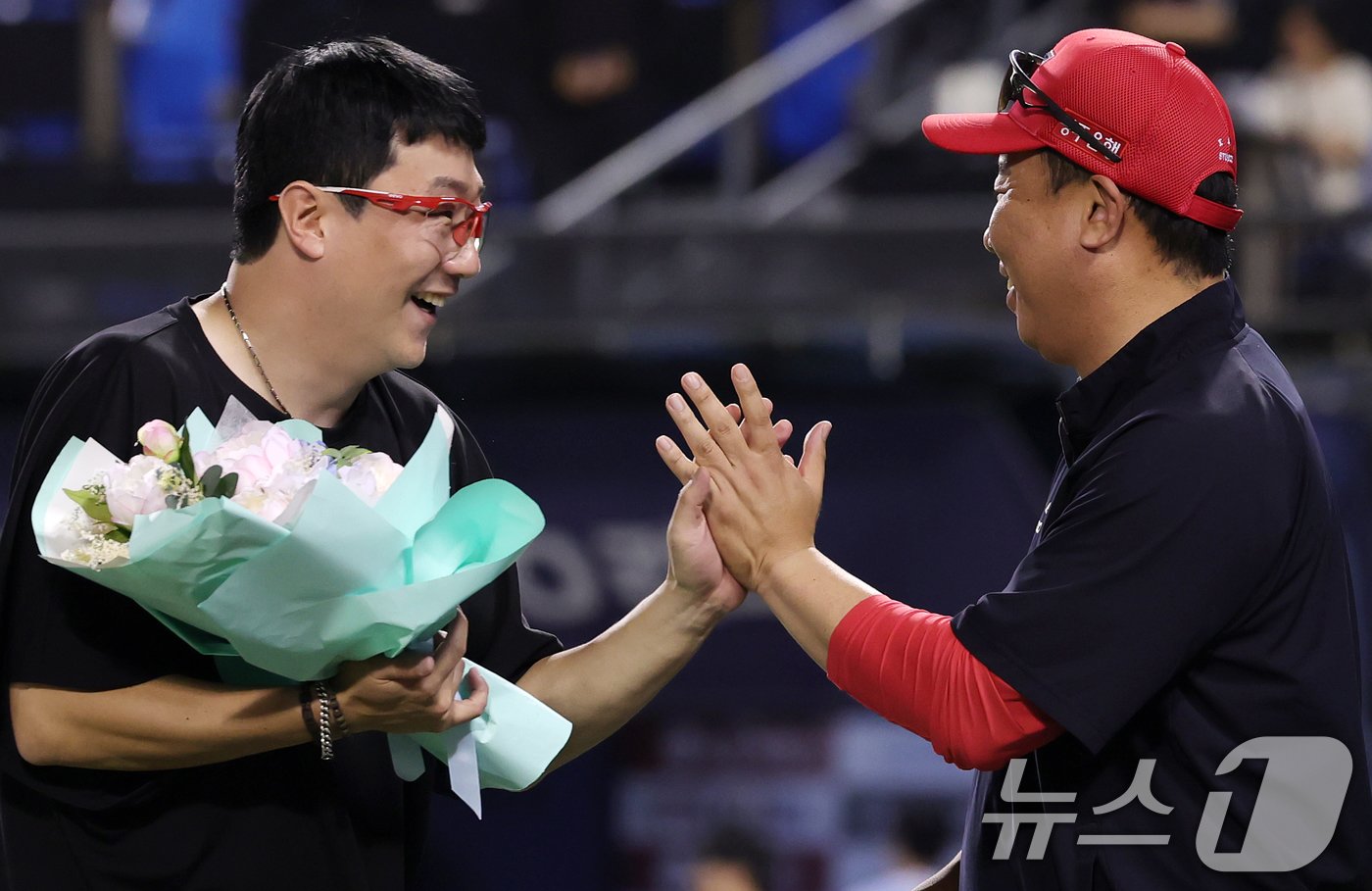 본문 이미지 - 이범호 KIA 타이거즈 감독(오른쪽)과 양현종. (KIA 제공)