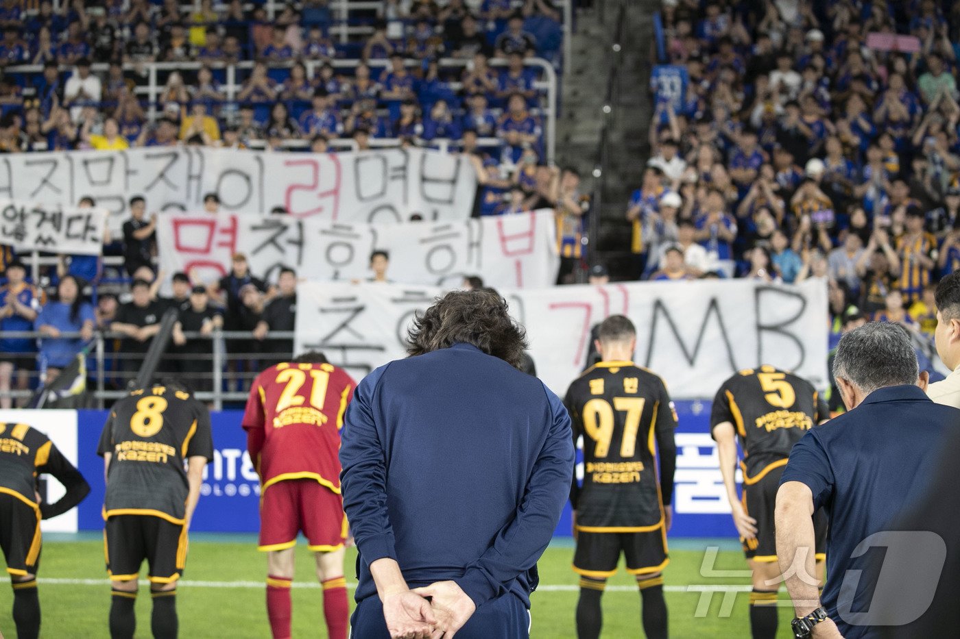 홍명보 울산HD 감독이 10일 울산 문수경기장에서 열린 프로축구 울산HD와 광주FC의 경기를 끝내고 울산HD 팬석을 향해 허리 숙여 인사하고 있다.2024.7.10/뉴스1 ⓒ News1 김지혜 기자