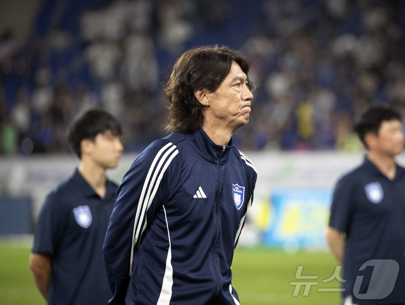 홍명보 울산HD 감독이 10일 울산 문수경기장에서 열린 프로축구 울산HD와 광주FC의 경기를 끝내고 울산HD 팬석에 인사를 하고 발걸음을 돌리고 있다. 2024.7.10/뉴스1 ⓒ News1 김지혜 기자