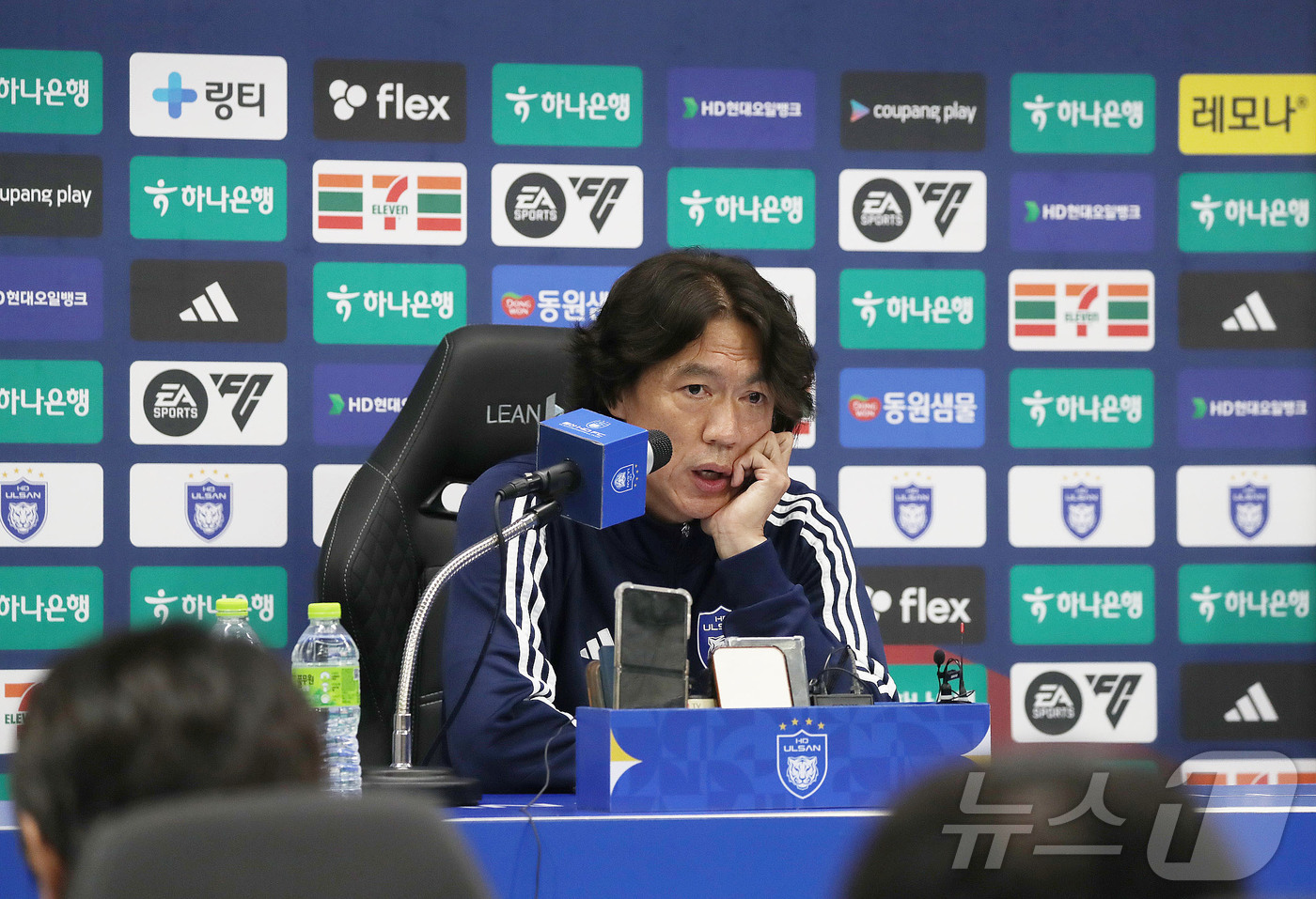 (울산=뉴스1) 김지혜 기자 = 홍명보 울산HD 감독이 10일 울산 문수경기장에서 열린 프로축구 울산HD와 광주FC의 경기를 끝내고 공식 기자회견을 통해 첫 입장발표를 하고 있다. …