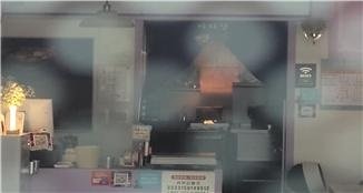 본문 이미지 - 서울 금천구 가산동 소재 한 건물 지하1층 음식점 부엌에서 불이 나 연기가 나고 있다. 2024.7.9 (금천경찰서 제공)