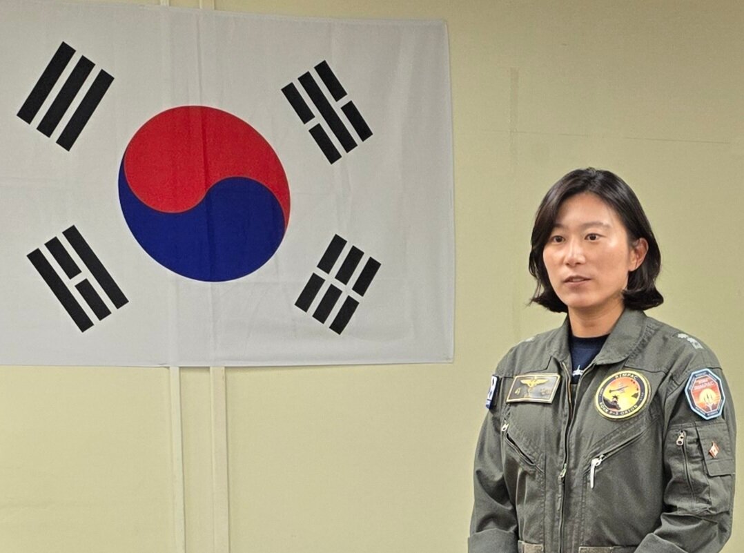 본문 이미지 -  여군 첫 림팩 P-3 파견대장을 맡은 하현진 중령&#40;진&#41;이 10일&#40;현지시각&#41; 하와이 카네오헤 미 해병대 기지에서 한국 취재진과 인터뷰를 하고 있다.