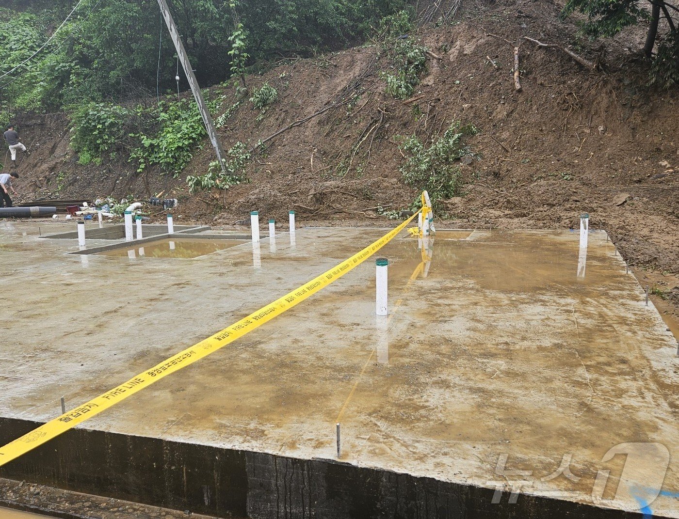 본문 이미지 - 참변을 당한 60대 여성이 딸·사위와 함께 살기 위해 콘크리트로 기초를 다져 놓은 집터.  2024.7.10/뉴스1 ⓒ News1 백운석 기자