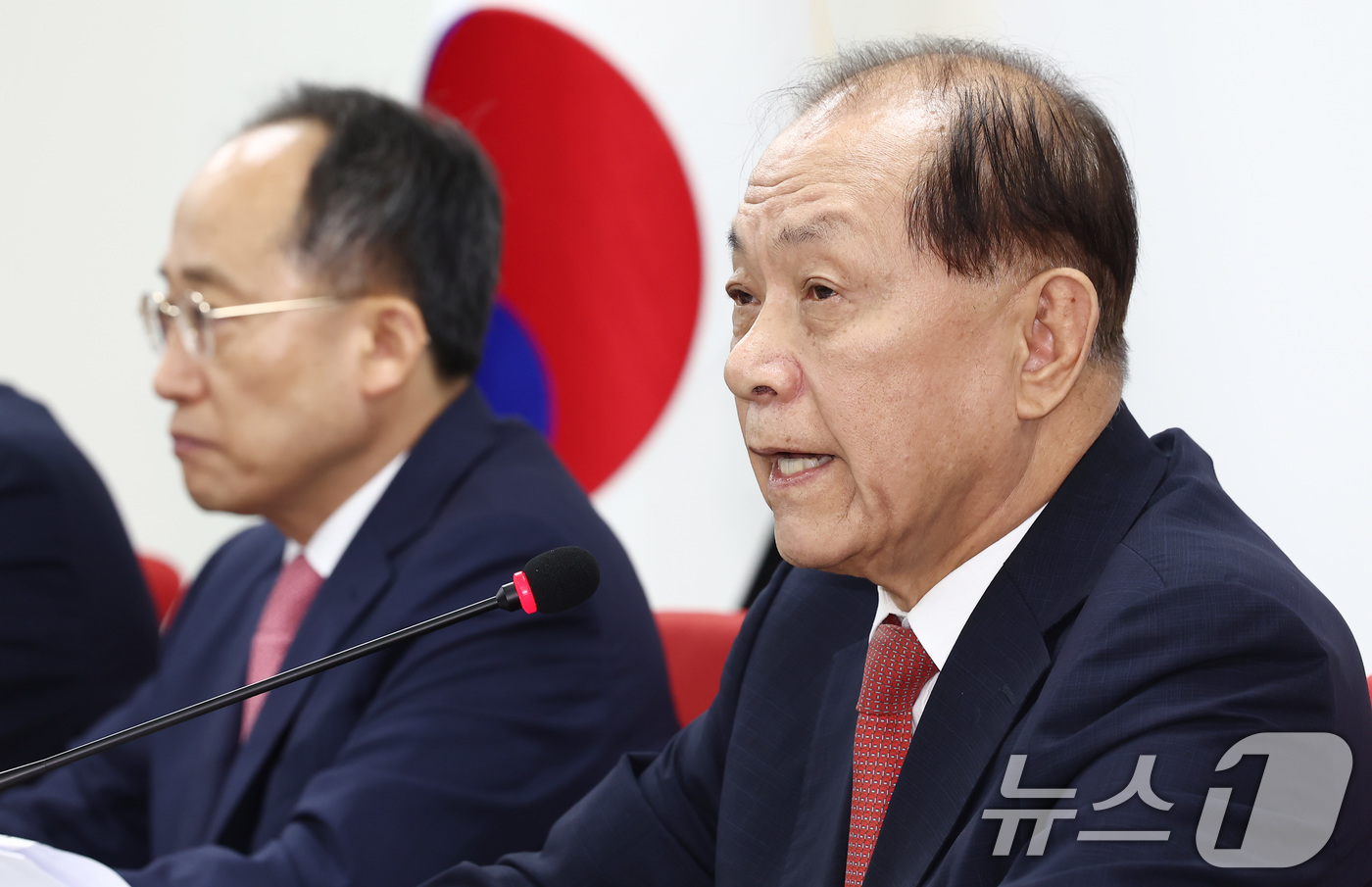 (서울=뉴스1) 김민지 기자 = 황우여 국민의힘 비상대책위원장이 11일 오전 서울 여의도 국민의힘 중앙당사에서 열린 비상대책위원회의에서 모두 발언을 하고 있다. 왼쪽은 추경호 원내 …