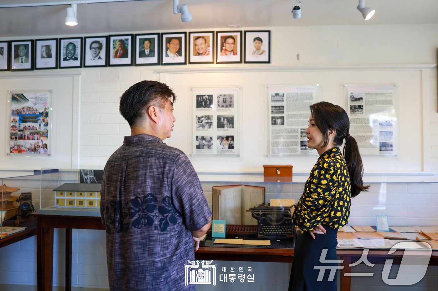 본문 이미지 - 김건희 여사가 9일(현지시간) 하와이 호놀룰루의 한인기독교회를 방문, 전시관인 독립기념관과 교회 예배당 내부 등을 살펴보고 있다. (대통령실 홈페이지) 2024.7.11/뉴스1 ⓒ News1 송원영 기자