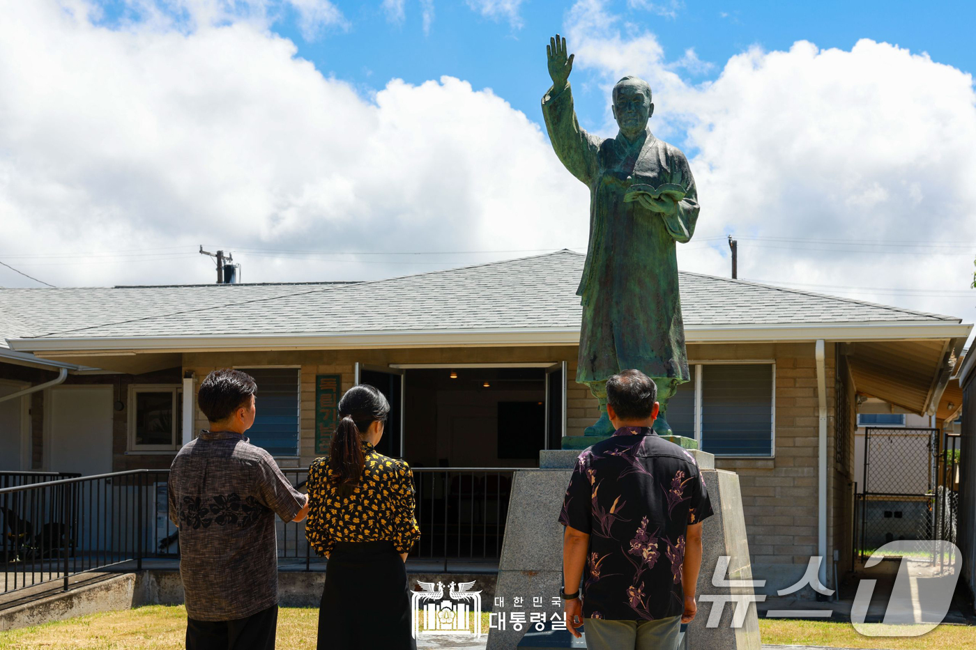 (서울=뉴스1) 송원영 기자 = 김건희 여사가 9일(현지시간) 하와이 호놀룰루의 한인기독교회를 방문, 1985년 교인들이 건립한 이승만 대통령 동상을 보며 하와이 한인들의 독립운동 …