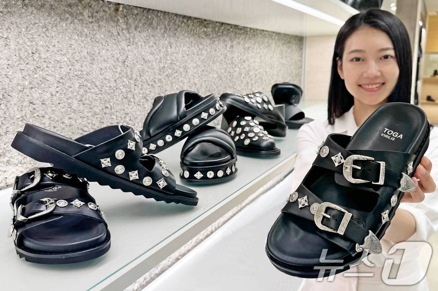 (서울=뉴스1) = 갤러리아백화점은 서울 명품관에서 올 여름 패션 아이템으로 '토가 비릴리스(Toga Virilis)' 슬리퍼를 선보인다고 11일 밝혔다.1997년 일본 도쿄에서 …