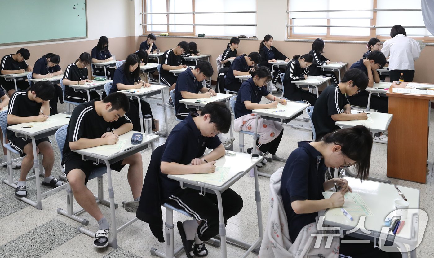 본문 이미지 - 11일 오전 경기 화성시 동탄고등학교에서 3학년 학생들이 2024년 7월 전국연합학력평가를 치르고 있다. 2024.7.11/뉴스1 ⓒ News1 김영운 기자