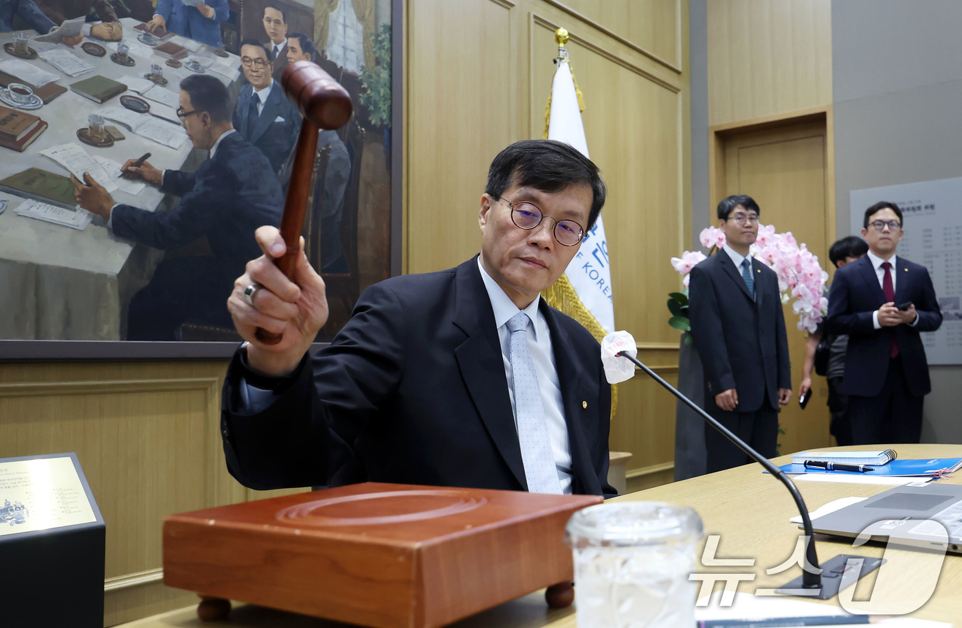 (서울=뉴스1) 사진공동취재단 = 이창용 한국은행 총재가 11일 서울 중구 한국은행에서 열린 금융통화위원회에서 의사봉을 두드리고 있다. 2024.7.11/뉴스1