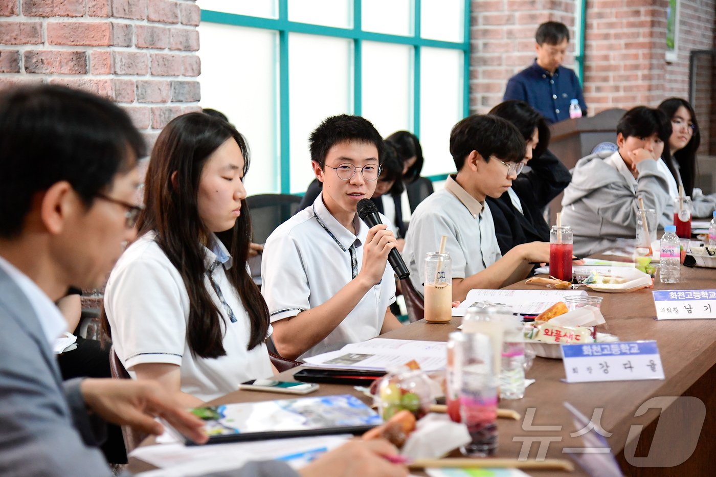 최문순 군수와 화천지역 중고교 학생 대표단 간의 간담회가 10일 화천커뮤니티센터 스터디 카페에서 진행되고 있다. &#40;화천군 제공&#41; 