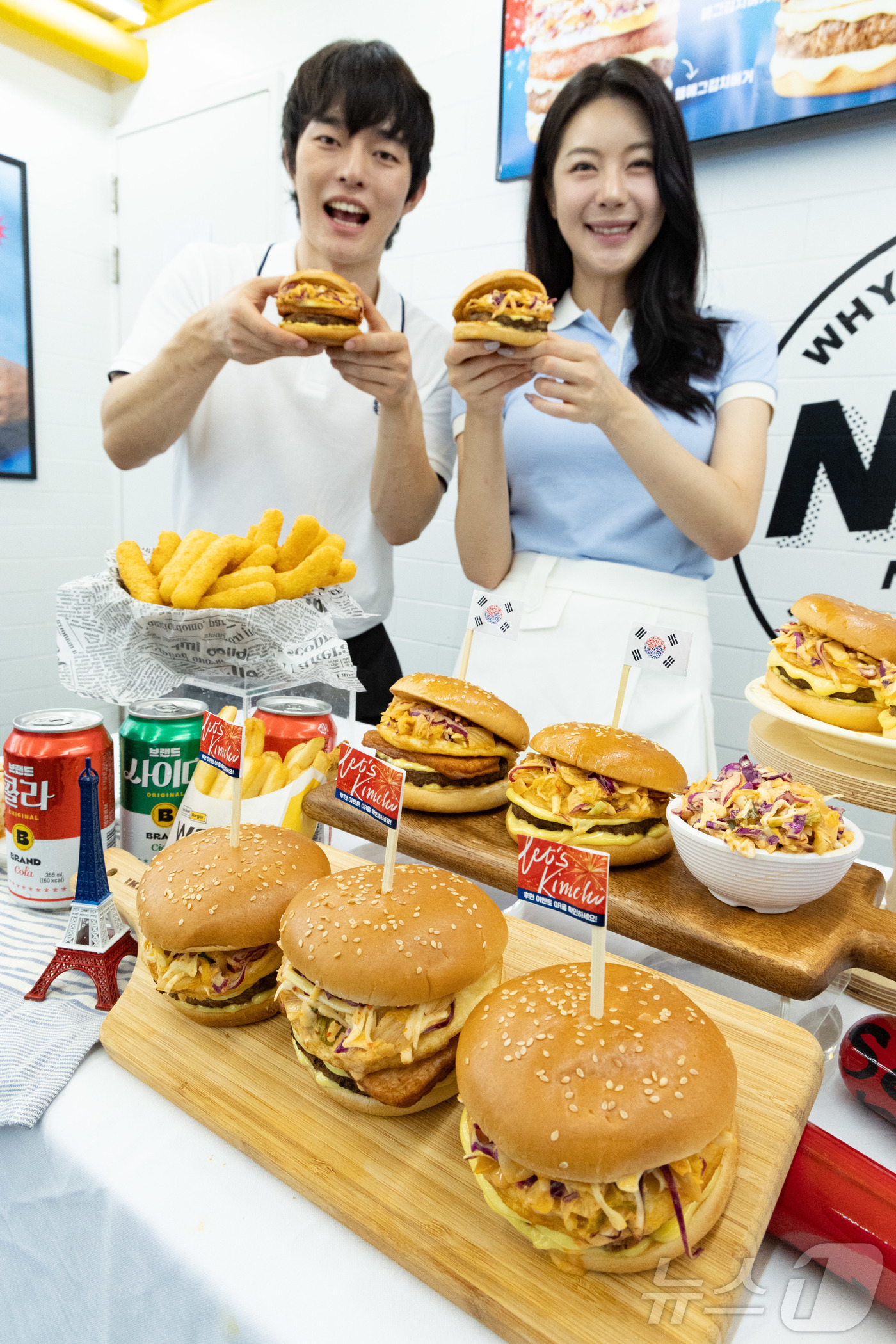 (서울=뉴스1) 이재명 기자 = 11일 오전 서울 중구 노브랜드 버거 서울시청점에서 모델들이 김치를 활용한 신메뉴 ‘에그김치 버거’와 ‘햄에그김치 버거’를 소개하고 있다. 2024 …