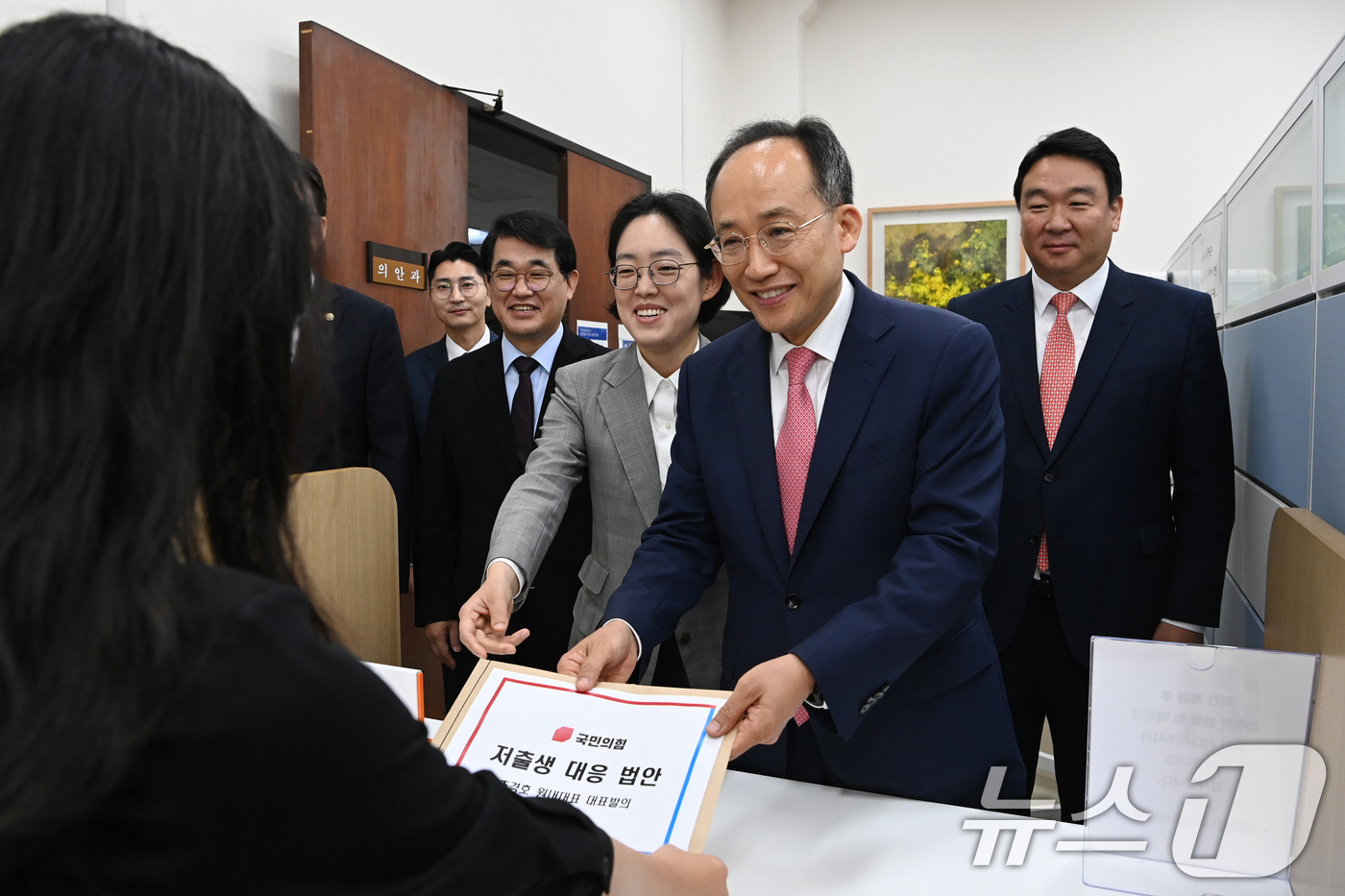 (서울=뉴스1) 이광호 기자 = 추경호 국민의힘 원내대표가 11일 오전 서울 여의도 국회 의안접수센터에서 저출생 대응 법안을 제출하고 있다. (공동취재) 2024.7.11/뉴스1