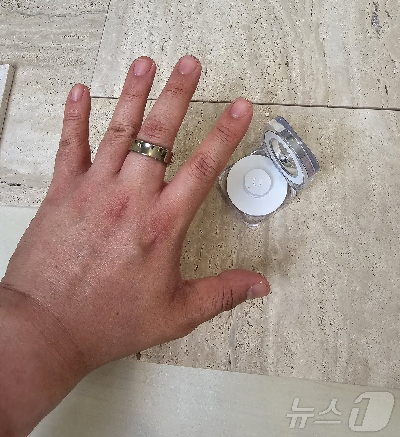 본문 이미지 - 갤럭시 링에서 두번째로 무거운 모델을 착용했지만 별다른 불편함은 없었다. 다만 두께가 있어 적응에는 필요할 듯 하다. 2024.07.11 ⓒ 뉴스1 김승준 기자