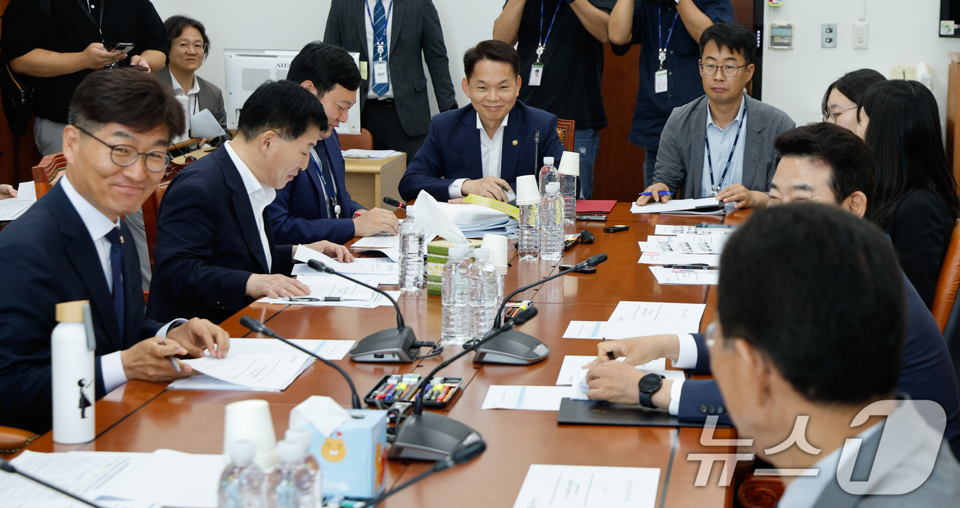 (서울=뉴스1) 안은나 기자 = 이병화 환경부 차관과 유승광 자원순환과장이 11일 오전 서울 여의도 국회에서 열린 환경노동위원회 환경법안심사소위원회에 출석하고 있다. 2024.7. …