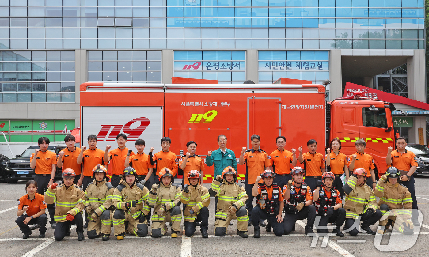 (서울=뉴스1) 장수영 기자 = 한덕수 국무총리가 11일 오전 서울 은평소방서에서 장마철 집중호우 대비 비상근무 현황을 점검한 뒤 직원들과 파이팅을 외치고 있다. 2024.7.11 …