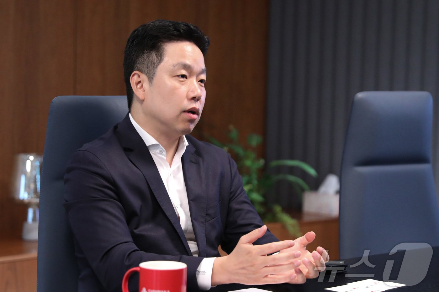 본문 이미지 - 최용준 쿠시먼앤드웨이크필드(C&W) 코리아 오피스 총괄 본부장이 서울 중구 쿠시먼앤드웨이크필드 코리아 회의실에서 뉴스1과 인터뷰하고 있다. 2024.7.11/뉴스1 ⓒ News1 조유리 기자