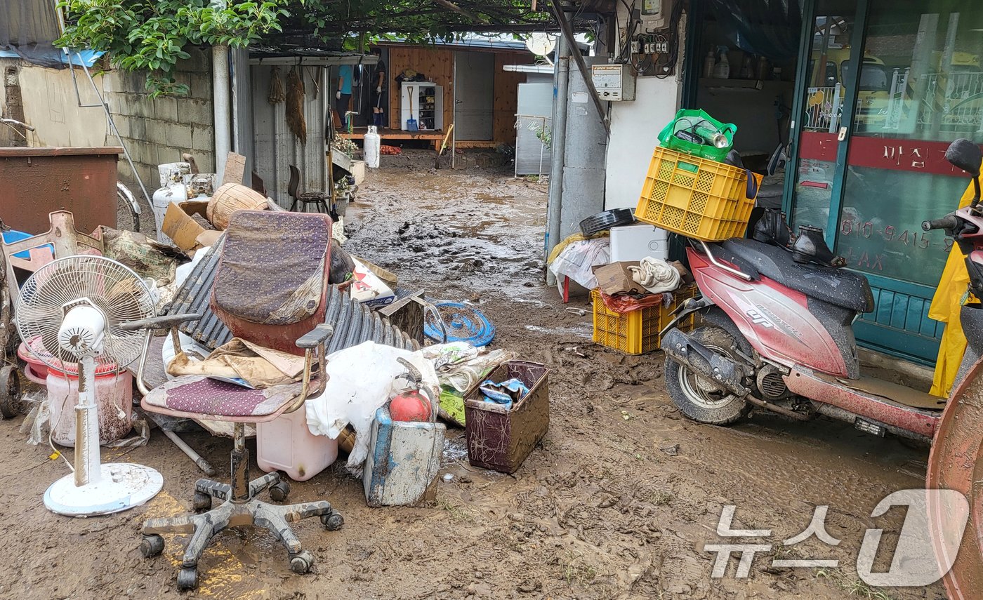 본문 이미지 - 11일 전북자치도 완주군 운주면 장선리 한 주택 앞에 침수 피해 집기들이 놓여져 있다. 2024.7.11/뉴스1 ⓒ News1 유경석 기자