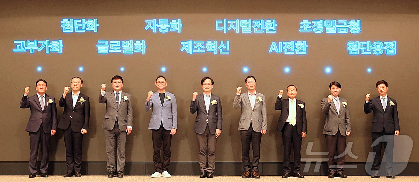 본문 이미지 - 경기도경제과학진흥원이 꼽은 민선8기 전반기 2년 동안의 주요 성과 중 하나는 ‘경기북부 균형발전’이다. 사진은 지난 5월13일 경과원 1층 광교홀에서 열린 ‘경기도 뿌리산업 비전선포식’ 모습.(경기도경제과학진흥원 제공)/