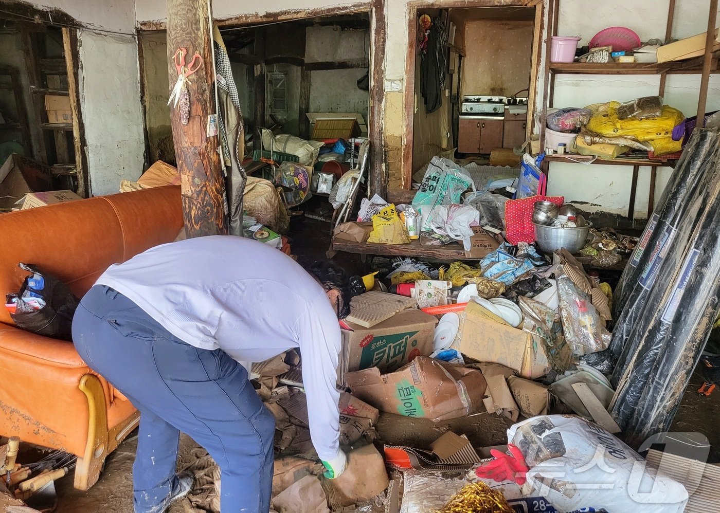 본문 이미지 - 11일 전북자치도 완주군 운주면 한 주택에서 주민이 침수됐던 주택을 정리하고 있다. 2024.7.11/뉴스1 ⓒ News1 유경석 기자