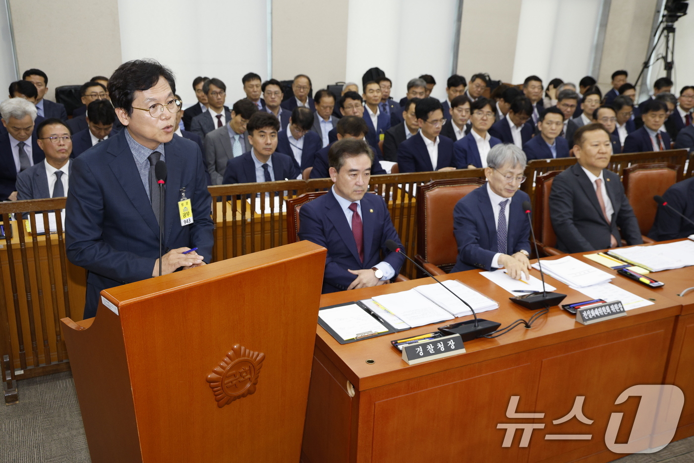 (서울=뉴스1) 안은나 기자 = 김철문 경북경찰청장이 11일 오전 서울 여의도 국회에서 열린 행정안전위원회 전체회의에서 의원 질의에 답하고 있다. 이날 행안위는 경찰로 부터 해병대 …