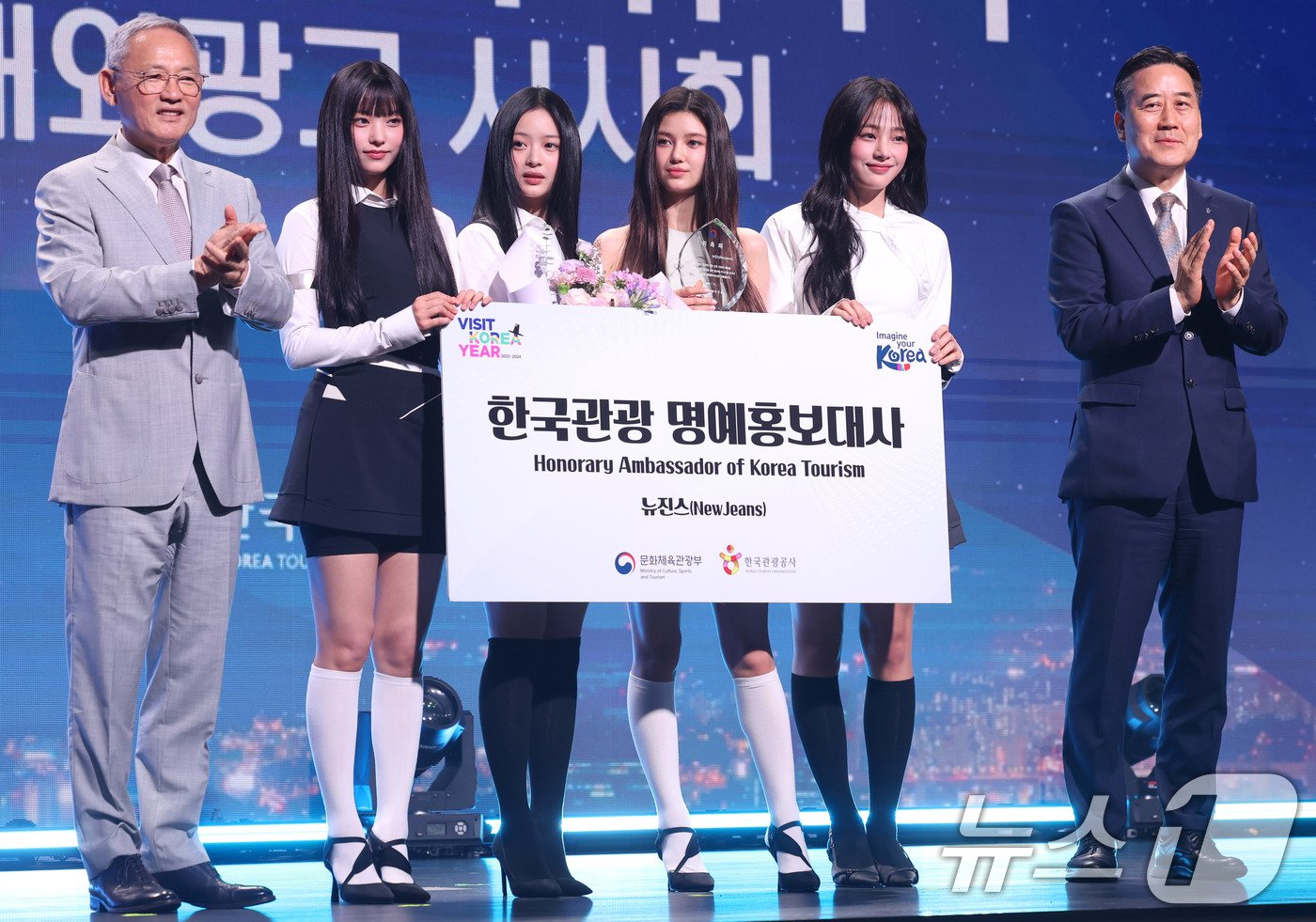 본문 이미지 - 그룹 뉴진스가 11일 오전 서울 용산구 그랜드 하얏트 서울 그랜드볼룸에서 &#39;2024 한국 관광 명예홍보대사에 위촉된 후 기념촬영을 하고 있다. 왼쪽부터 유인촌 문화체육관광부 장관, 뉴진스의 해린, 하니, 다니엘, 민지, 서영충 한국관광공사 사장직무대행. &#40;공동취재&#41; 2024.7.11/뉴스1 ⓒ News1 오대일 기자
