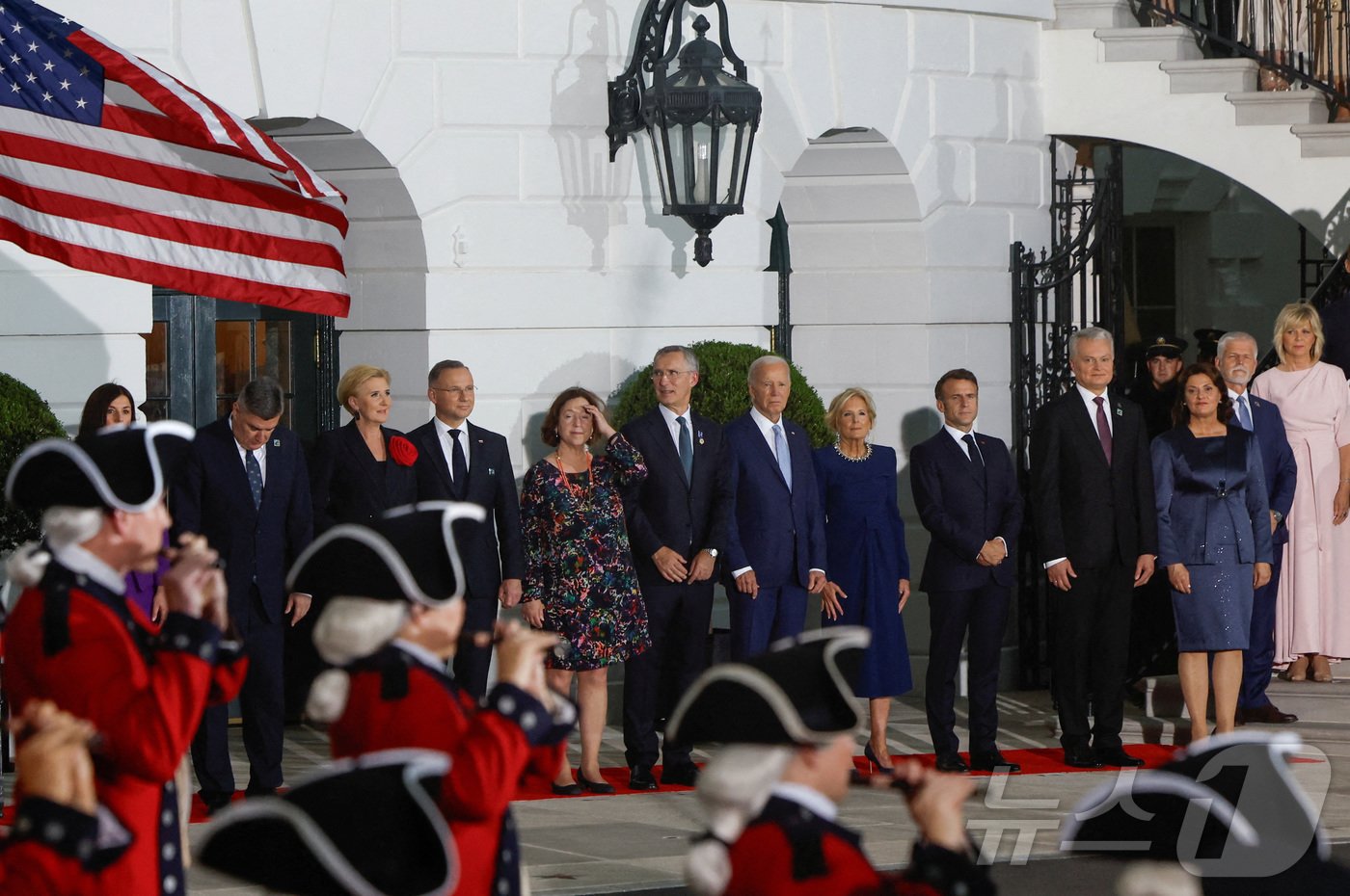 본문 이미지 - 10일(현지시간) 미국 워싱턴에서 열린 나토 창설 75주년 기념 정상회의에 앞서 백악관에서 열린 환영식에서 영부인 질 바이든, 조 바이든 미국 대통령, 옌스 스톨텐베르크 나토 사무총장이 나토 동맹국 및 파트너들과 함께 서 있다. 2024.07.11. ⓒ 로이터=뉴스1 ⓒ News1 이강 기자