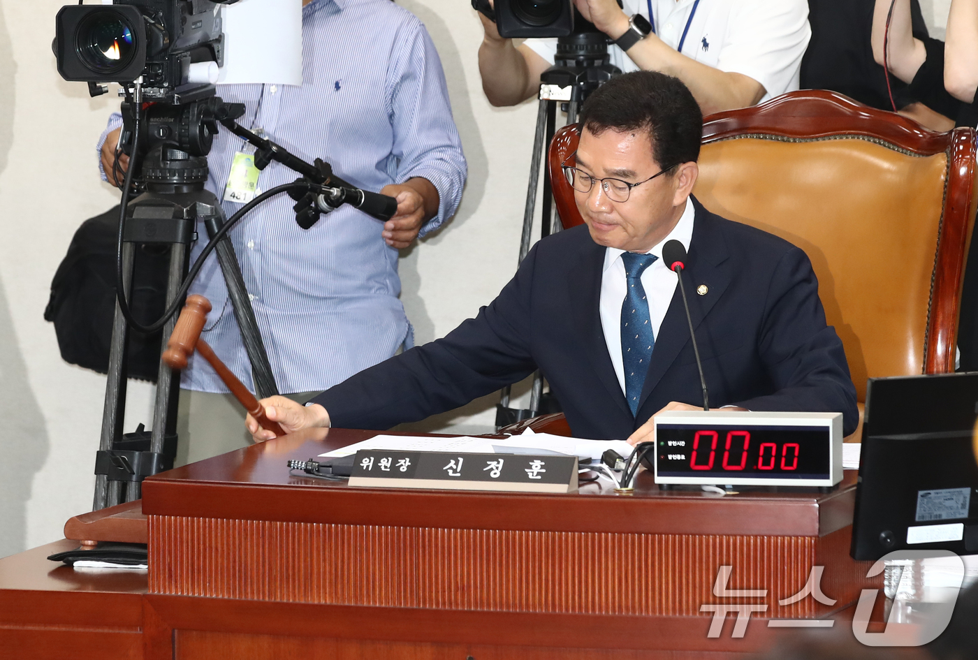 (서울=뉴스1) 이광호 기자 = 신정훈 행안위원장이 11일 오전 서울 여의도 국회에서 열린 행정안전위원회 전체회의에서 의사봉을 두드리고 있다.이날 행안위는 경찰로 부터 해병대 채 …