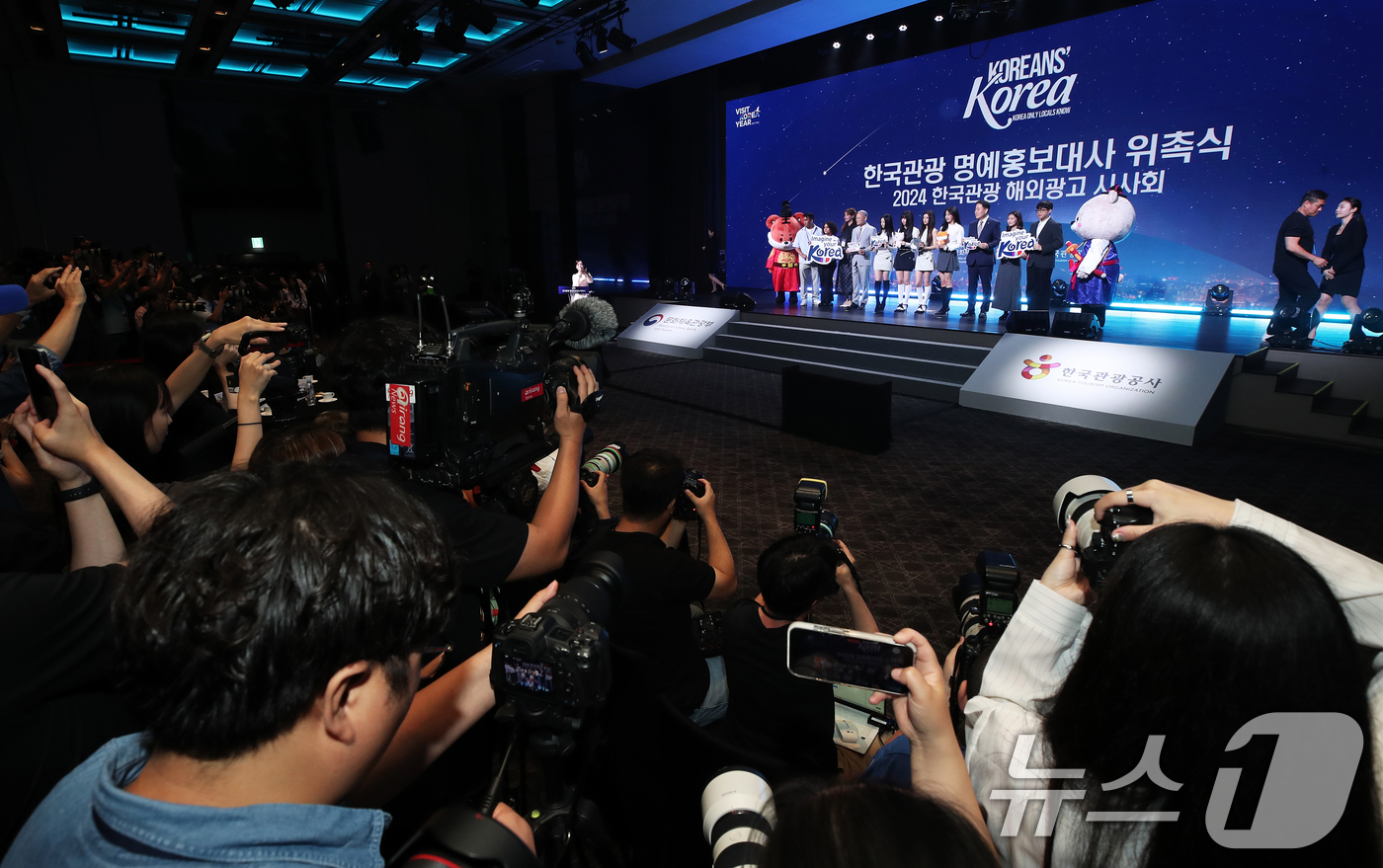 (서울=뉴스1) 오대일 기자 = K팝 대표 걸그룹 뉴진스(NewJeans)가 11일 서울 용산구 그랜드하얏트호텔에서 열린 2024년 한국관광 명예홍보대사 위촉식에서 유인촌 문화체육 …