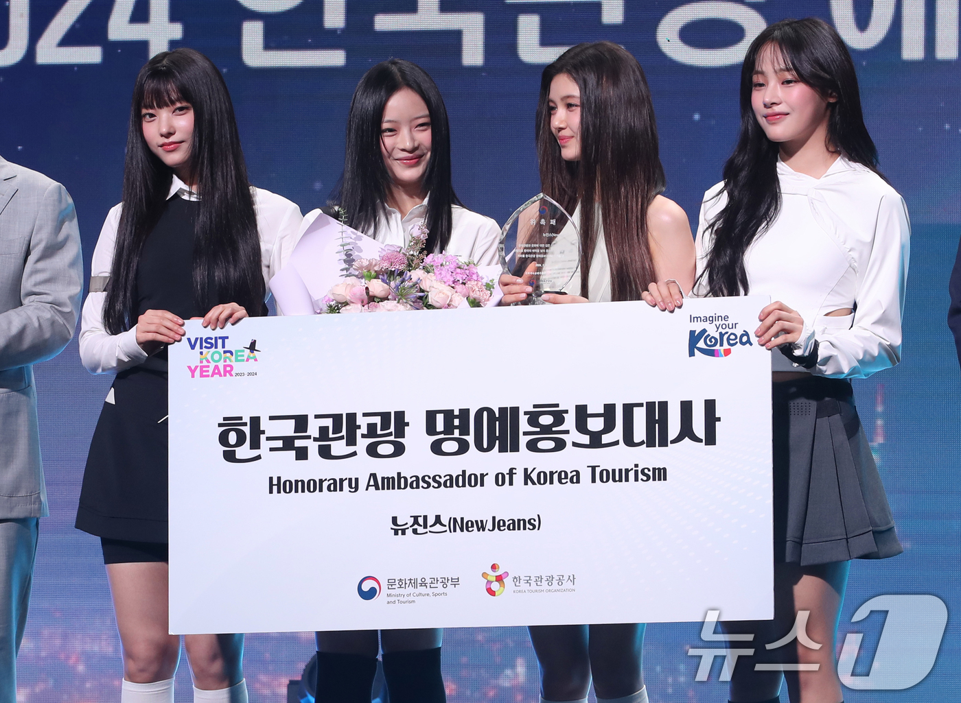 (서울=뉴스1) 오대일 기자 = K팝 대표 걸그룹 뉴진스(NewJeans)가 11일 서울 용산구 그랜드하얏트호텔에서 열린 2024년 한국관광 명예홍보대사 위촉식에서 위촉패를 들고 …