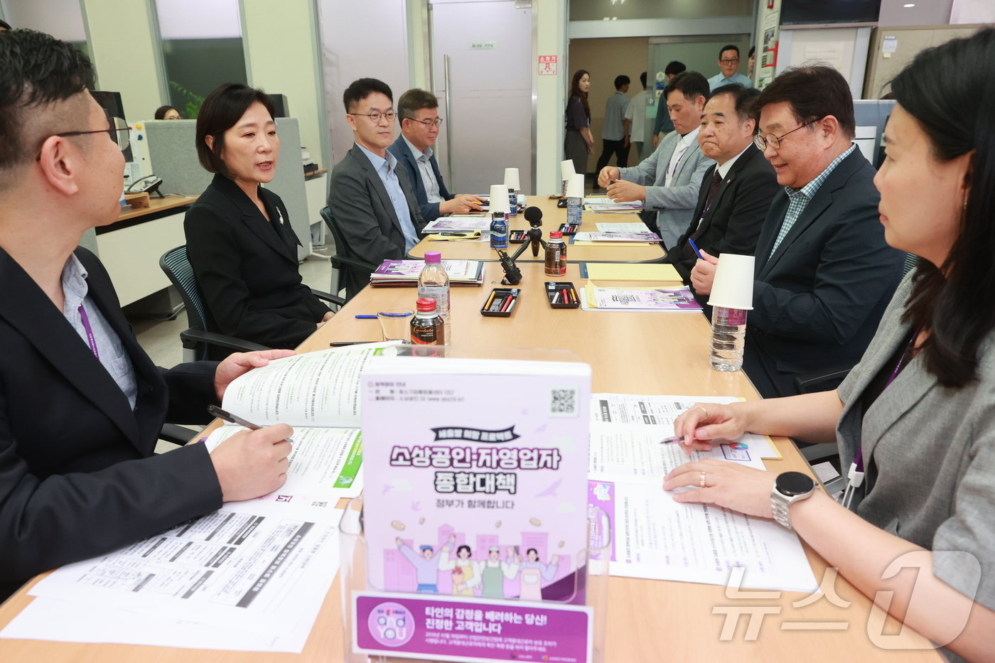 본문 이미지 - 오영주 중소벤처기업부 장관이 소상공인시장진흥공단 서울서부센터를 방문해 소상공인‧자영업자 종합대책 준비 상황을 점검하고 있다.(중소벤처기업부 제공)