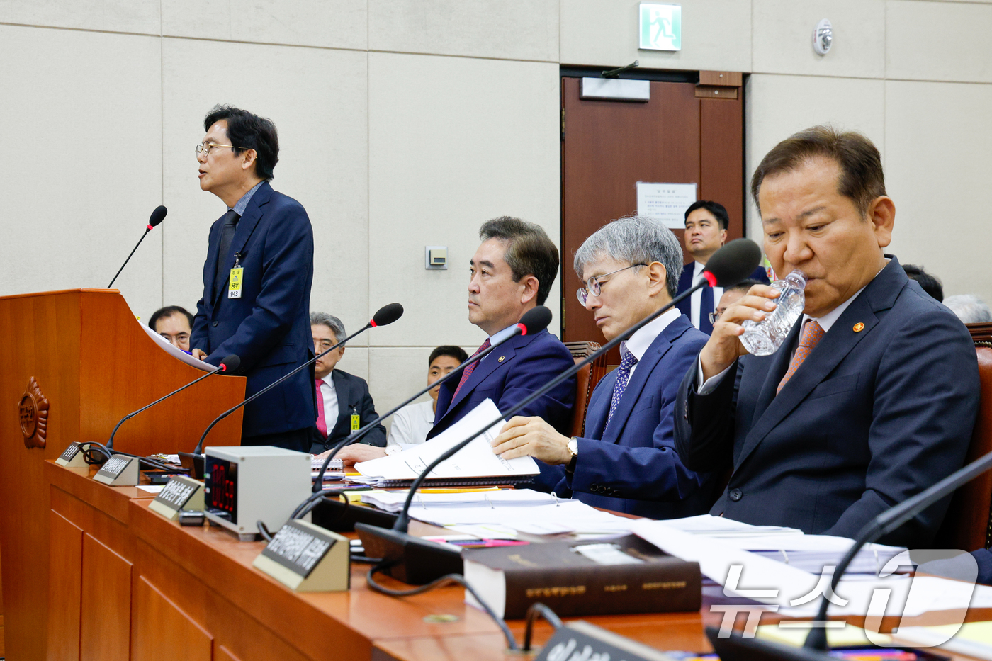 (서울=뉴스1) 안은나 기자 = 김철문 경북경찰청장이 11일 오전 서울 여의도 국회에서 열린 행정안전위원회 전체회의에 출석해 채상병 순직 사건 수사 관련 질의에 답하고 있다. 앞줄 …