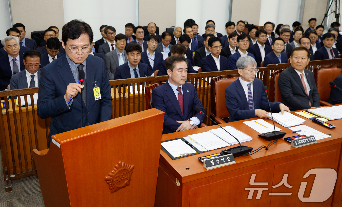 (서울=뉴스1) 안은나 기자 = 김철문 경북경찰청장이 11일 오전 서울 여의도 국회에서 열린 행정안전위원회 전체회의에 출석해 채상병 순직 사건 수사 관련 질의에 답하기 위해 마이크 …