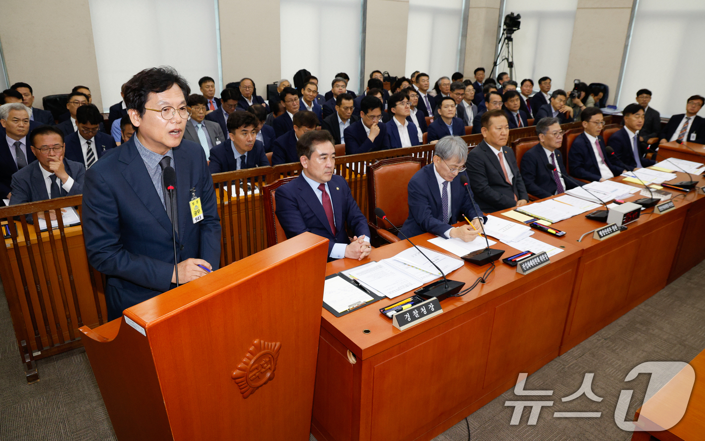 (서울=뉴스1) 안은나 기자 = 김철문 경북경찰청장이 11일 오전 서울 여의도 국회에서 열린 행정안전위원회 전체회의에 출석해 채상병 순직 사건 수사 관련 질의에 답하고 있다. 20 …