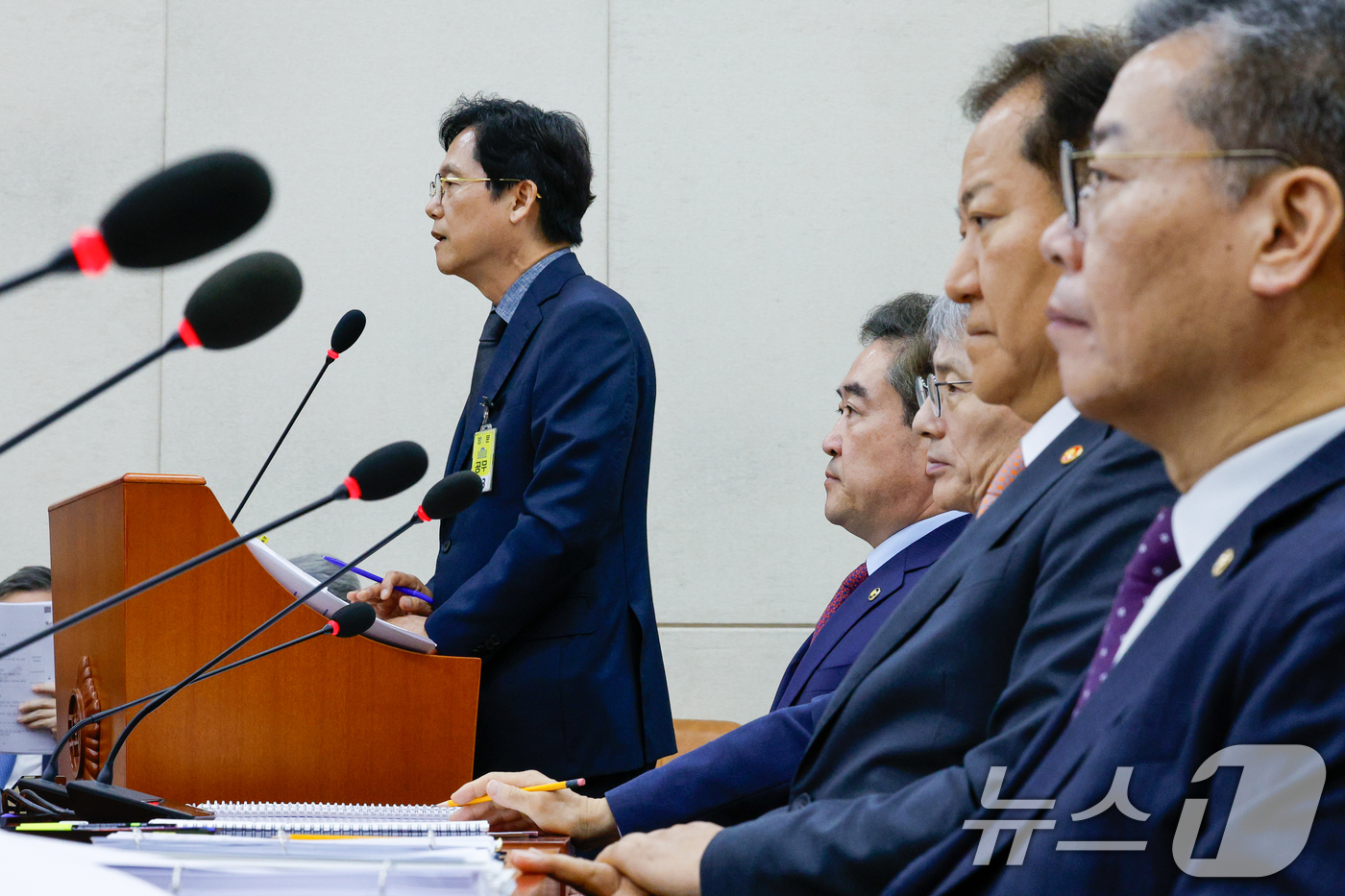 (서울=뉴스1) 안은나 기자 = 김철문 경북경찰청장이 11일 오전 서울 여의도 국회에서 열린 행정안전위원회 전체회의에 출석해 채상병 순직 사건 수사 관련 질의에 답하고 있다. 앞줄 …