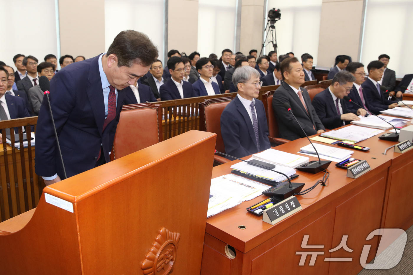 (서울=뉴스1) 이광호 기자 = 윤희근 경찰청장이 11일 오전 서울 여의도 국회에서 열린 행정안전위원회 전체회의에 출석해 인사하고 있다. 2024.7.11/뉴스1