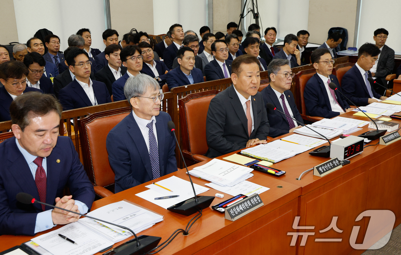 (서울=뉴스1) 안은나 기자 = 이상민 행정안전부 장관이 11일 오전 서울 여의도 국회에서 열린 행정안전위원회 전체회의에 출석해 의원 질의에 답하고 있다. 2024.7.11/뉴스1 …