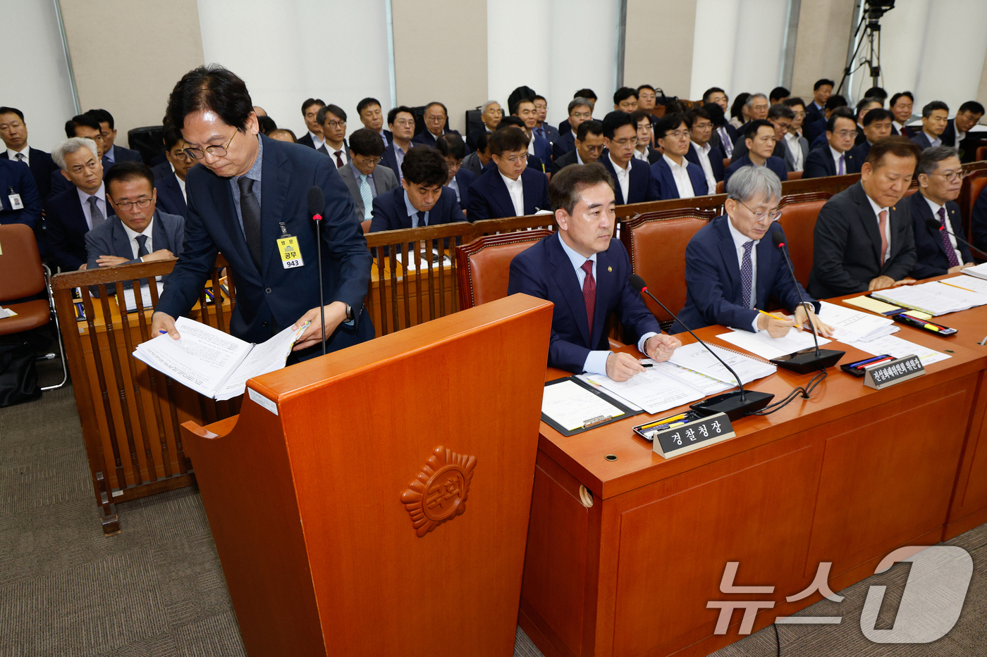 (서울=뉴스1) 안은나 기자 = 김철문 경북경찰청장이 11일 오전 서울 여의도 국회에서 열린 행정안전위원회 전체회의에 출석해 채상병 순직 사건 수사 관련 질의에 답한 뒤 자리로 향 …